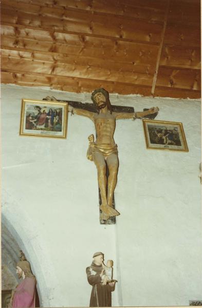 statue : Christ en croix