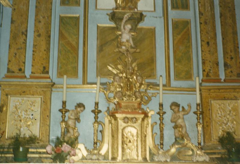autel, retable, tabernacle, trois statuettes d'angelots, quatre chandeliers (maître-autel), détail - © Ministère de la Culture (France), Médiathèque du patrimoine et de la photographie (objets mobiliers), tous droits réservés