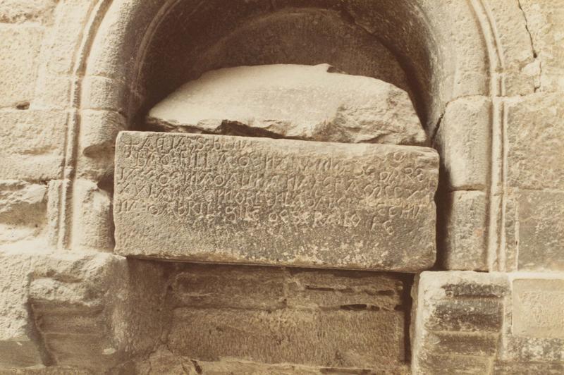 sarcophage d'enfant avec l'inscription, détail