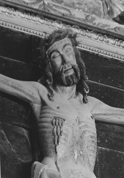 statue : Christ en croix, détail