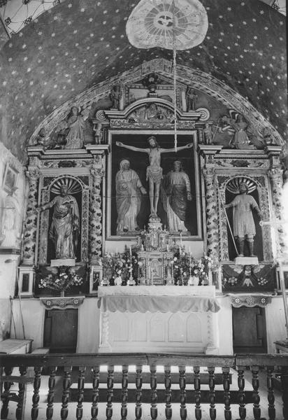 statue : Christ en croix, vue de l'ensemble