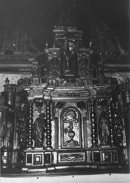 retable, tabernacle, bas-relief, deux statues du maître-autel : la Vierge et saint Jean, saint Barthélémy, saint Exupère, détail