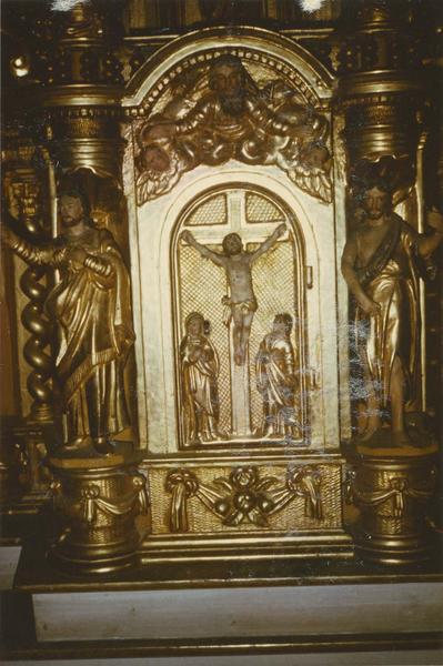 tabernacle, son dais et contretable, avec le Christ en croix, détail