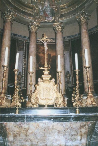 Tabernacle, croix d'autel : Christ en croix