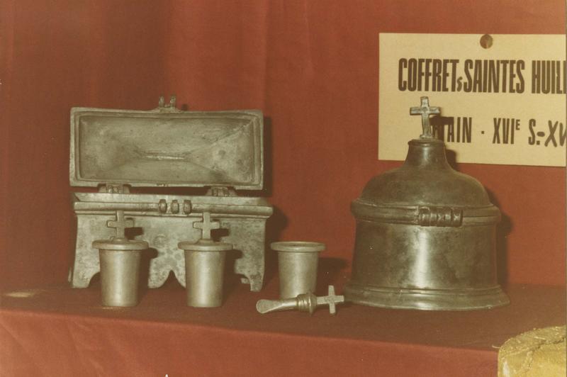 coffret rond aux saintes huiles, avec le couvercle ouverte - © Ministère de la Culture (France), Médiathèque du patrimoine et de la photographie (objets mobiliers), tous droits réservés