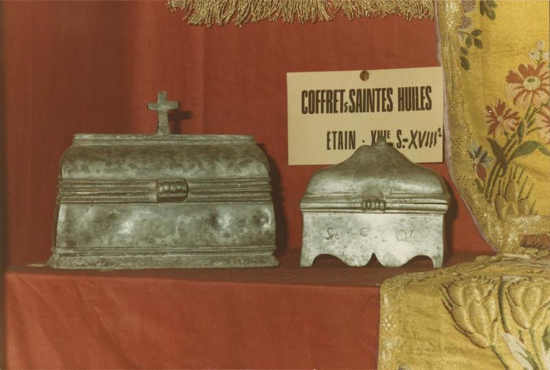coffret aux saintes huiles, deux ampoules aux saintes huiles - © Ministère de la Culture (France), Médiathèque du patrimoine et de la photographie (objets mobiliers), tous droits réservés