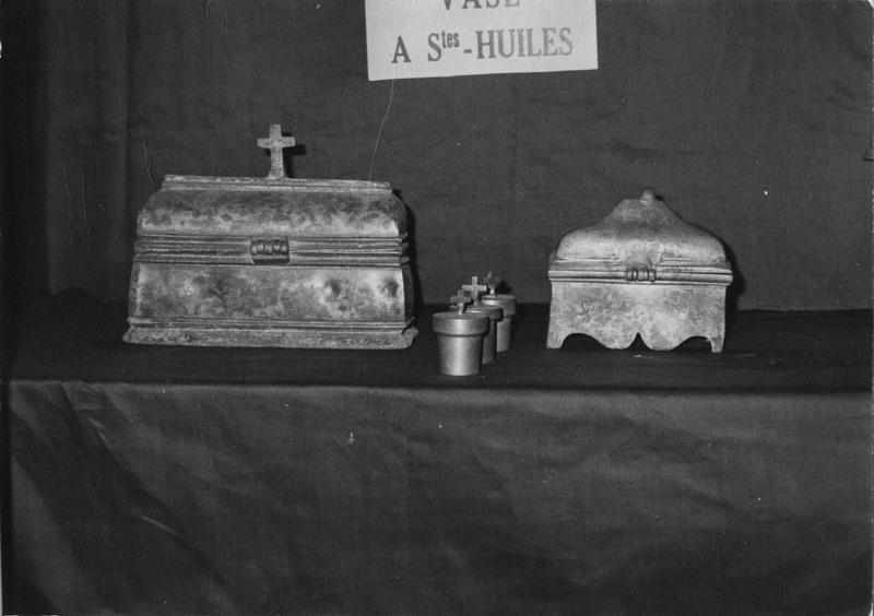 coffret aux saintes huiles, deux ampoules aux saintes huiles - © Ministère de la Culture (France), Médiathèque du patrimoine et de la photographie (objets mobiliers), tous droits réservés
