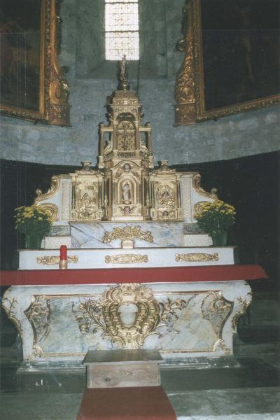 autel, retable, tabernacle, dais de suspension eucharistique, deux gradins d'autel (maître-autel)