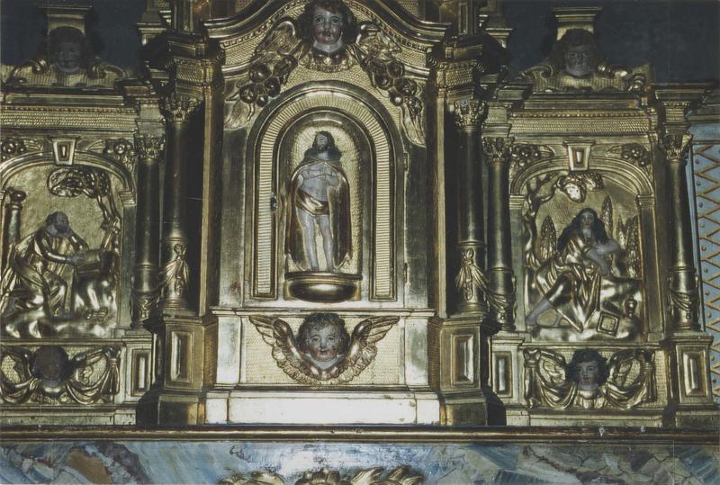 autel, retable, tabernacle, dais de suspension eucharistique, deux gradins d'autel bas-reliefs, (maître-autel), détail