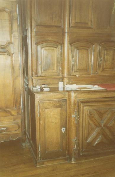 armoire de sacristie, détail sur la gauche du l'armoire