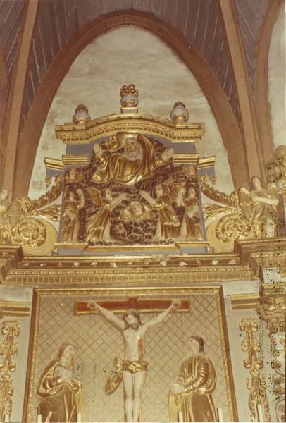 retable, tabernacle, lambris de revêtement du maître-autel, détail avec le Christ en croix - © Ministère de la Culture (France), Médiathèque du patrimoine et de la photographie (objets mobiliers), tous droits réservés