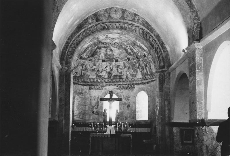 peintures monumentales : Christ bénissant entre les symboles des évangélistes, apôtres, médaillons, vue l'intérieur de l'église