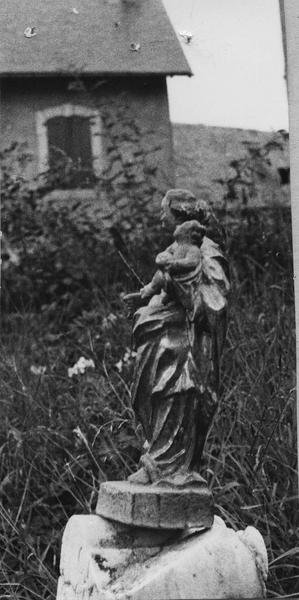 autel, tabernacle, dais d'autel, trois statues (maître-autel, statuette) : Vierge à l'Enfant, saint Calixte, saint mercurial, avec la Vierge à l'Enfant dans le jardin