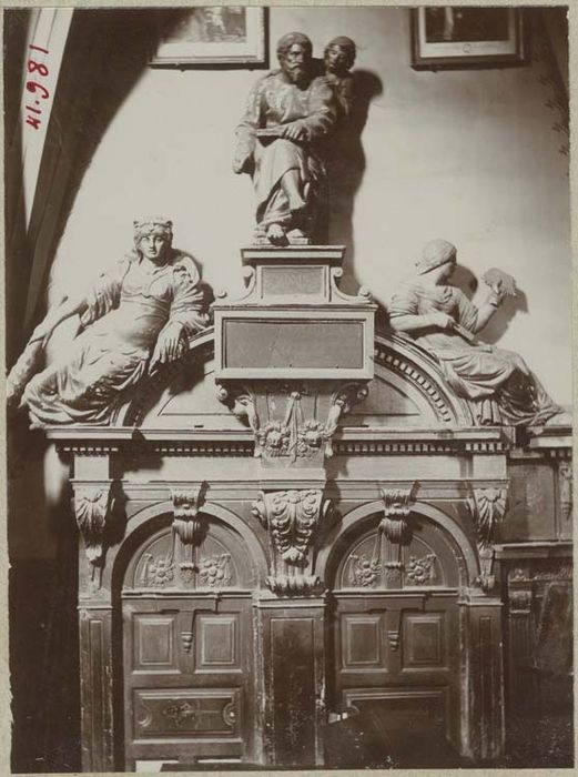 statues, lambris de revêtement, peintures