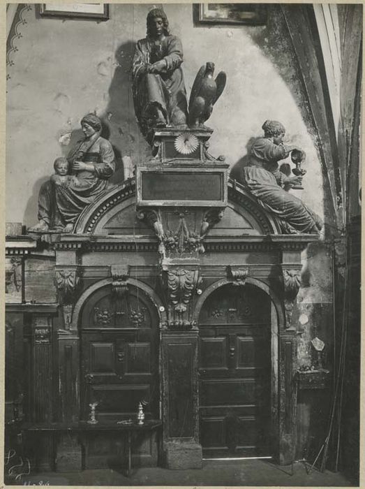 statues, lambris de revêtement, peintures