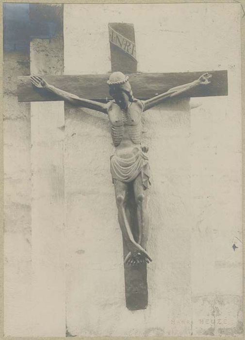 statue : Christ en croix