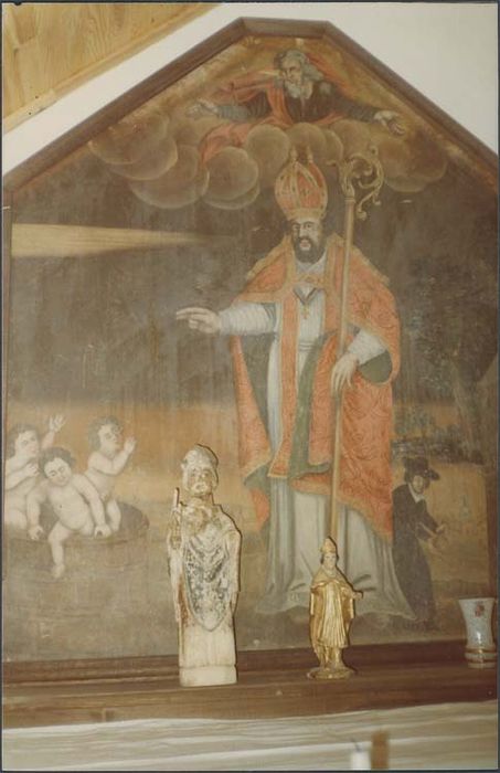 deux statues (statuettes) : Saint Nicolas ;tableau : Miracles de saint Nicolas