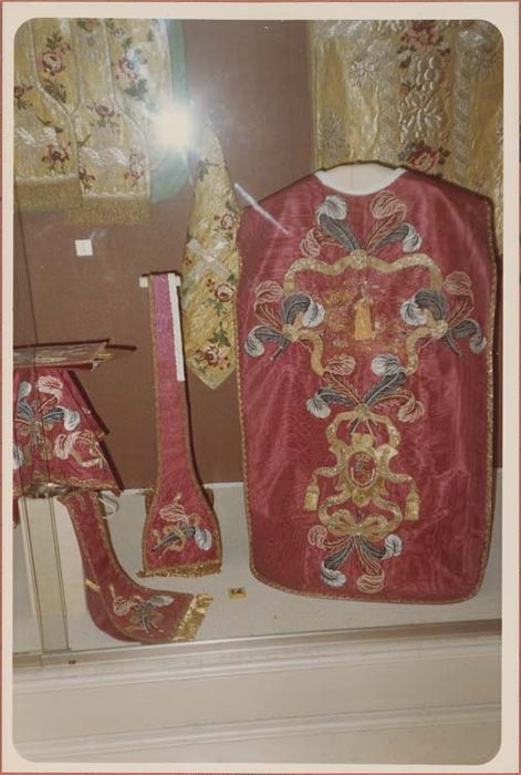 chasuble, étole de clerc, manipule, voile de calice et bourse de corporal (ornement rouge)