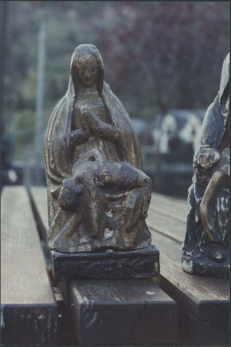 Groupe sculpté : Vierge de Pitié orante