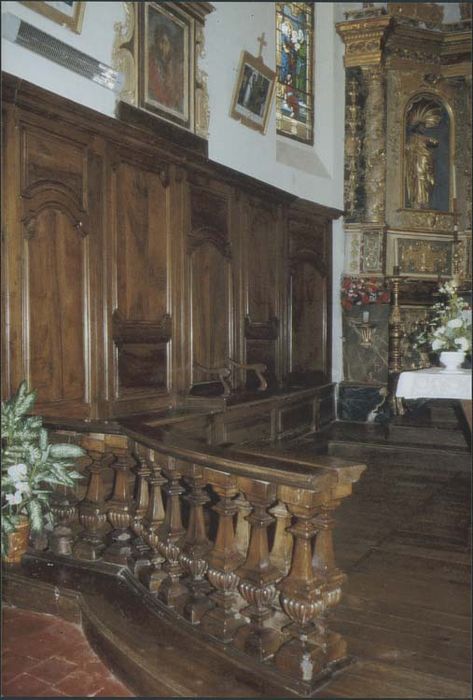 bancs de choeur, lambris, clôture de choeur et chaire à prêcher