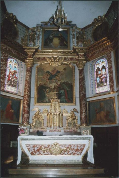 autel (maître-autel) avec retable, trois tableaux et leurs cadres, six panneaux peints, tabernacle et quatre chandeliers d'autel