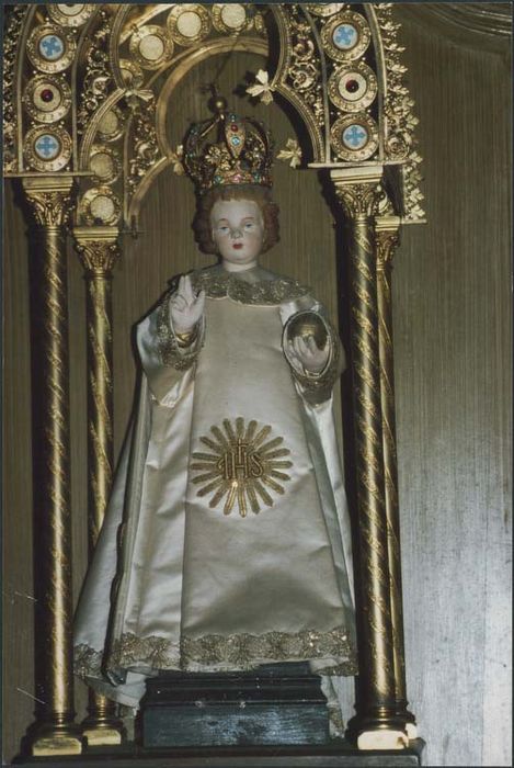 Statue : Enfant de Prague, son costume, sa couronne et son baldaquin