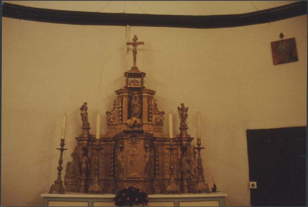 retable, tabernacle, quatre chandeliers et deux candélabres