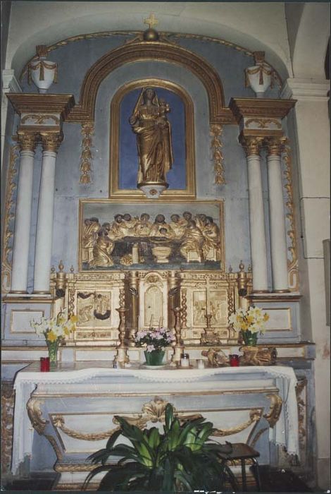 retable de la chapelle nord, tabernacle, deux chandeliers et une croix d'autel, statue : Vierge à l'Enfant et bas-relief : Cène