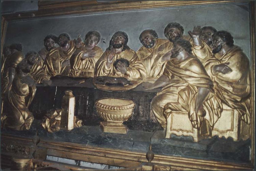 retable de la chapelle nord, tabernacle, deux chandeliers et une croix d'autel, statue : Vierge à l'Enfant et bas-relief : Cène