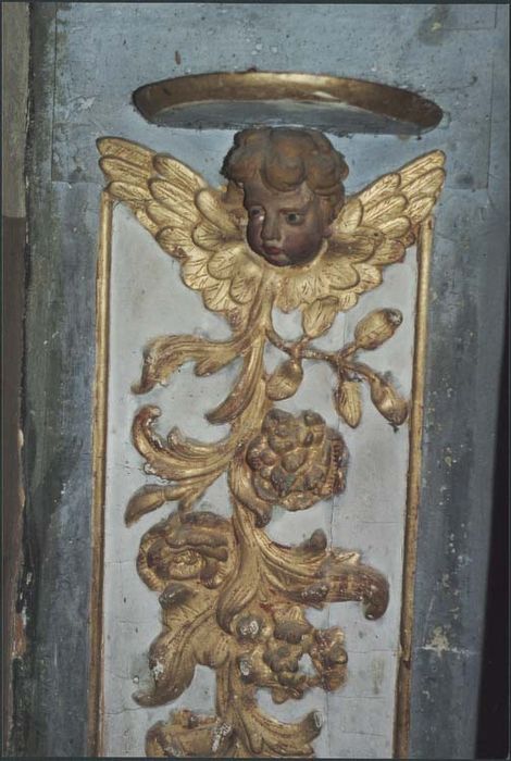 retable de la chapelle nord, tabernacle, deux chandeliers et une croix d'autel, statue : Vierge à l'Enfant et bas-relief : Cène