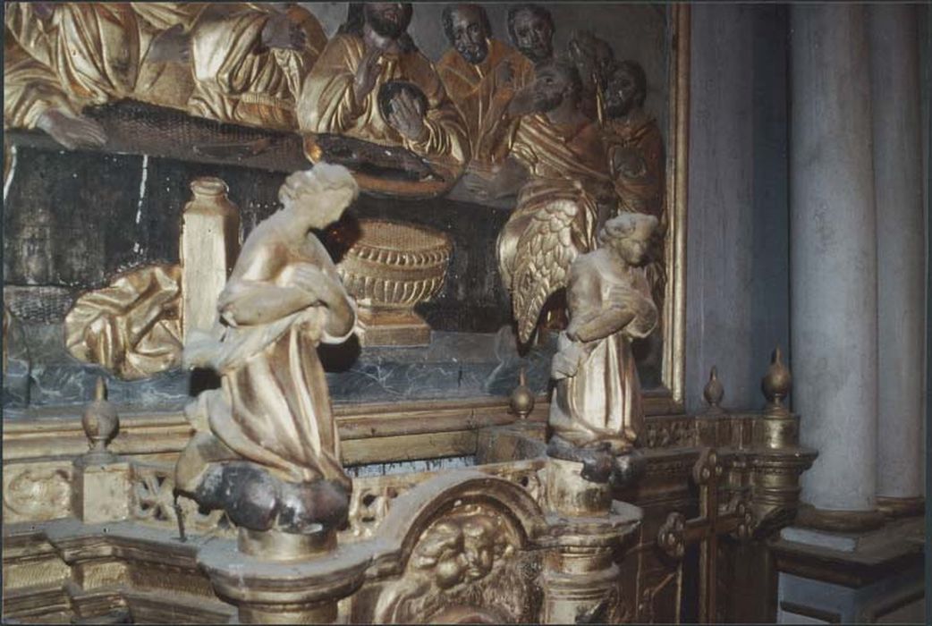 retable de la chapelle nord, tabernacle, deux chandeliers et une croix d'autel, statue : Vierge à l'Enfant et bas-relief : Cène