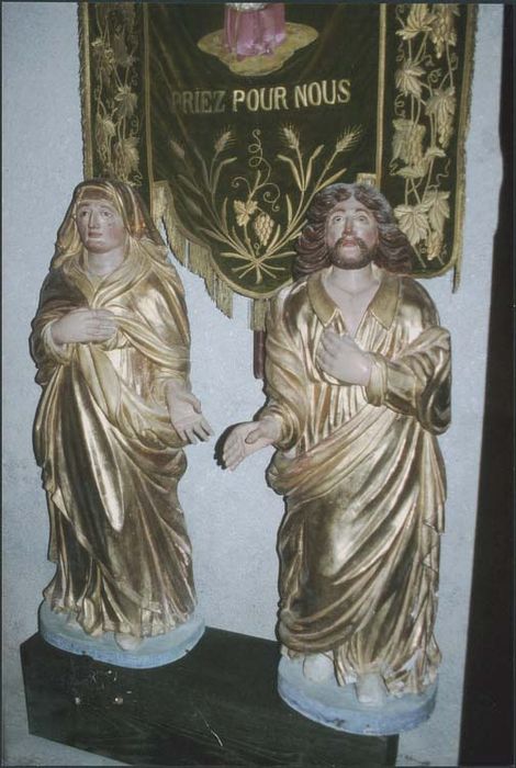 trois statues de calvaire : Christ en croix, Vierge de Douleur et Saint Jean l'Evangéliste