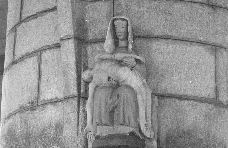 Groupe sculpté : Vierge de Pitié - © Ministère de la Culture (France), Médiathèque du patrimoine et de la photographie, diffusion GrandPalaisRmn Photo