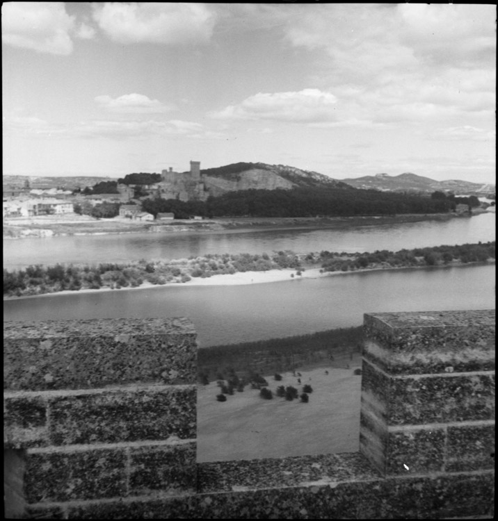 Le Rhône et la ville de Beaucaire vus des hauteurs du château de Tarascon