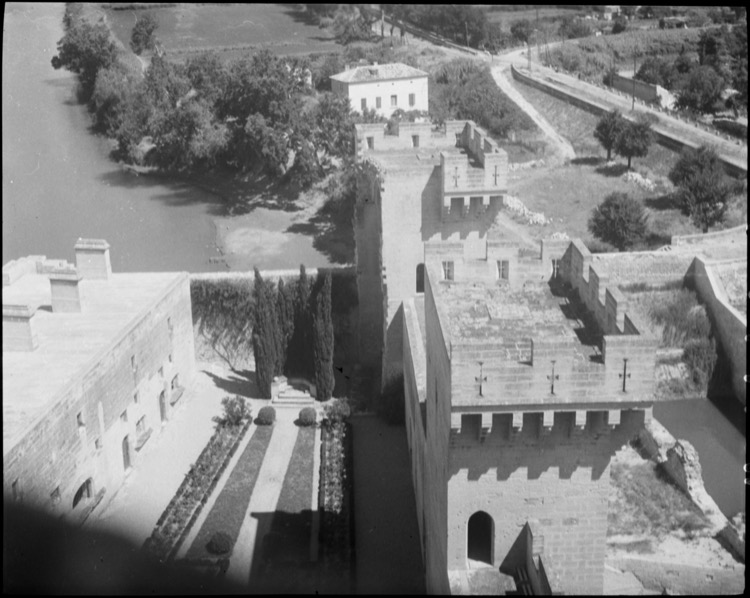 Cour intérieure, jardins et abords : vue plongeante