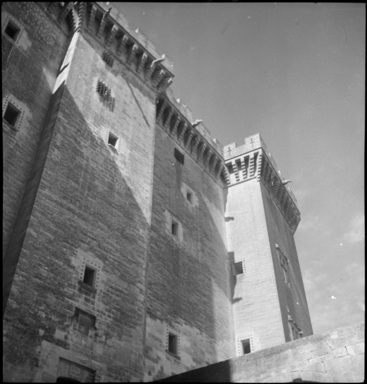 Façade nord et tours à mâchicoulis, vue en contre-plongée