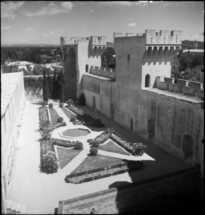 Tours, cour intérieure et jardins