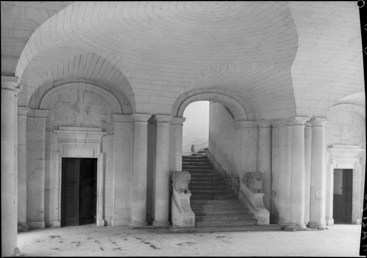 Salle des pas perdus : voûte et escalier