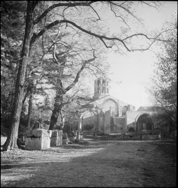 Église Saint-Honorat : façade sur nécropole