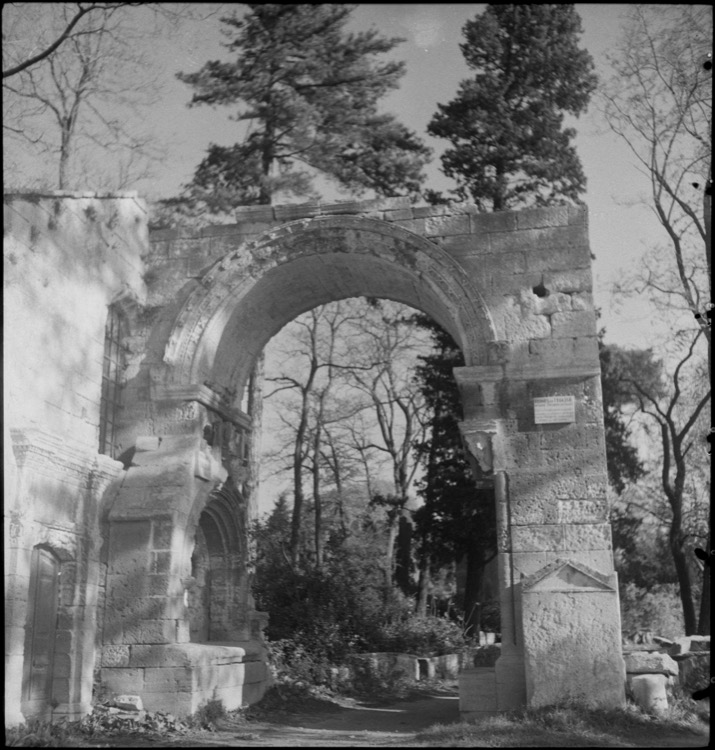 Arc de Saint-Césaire