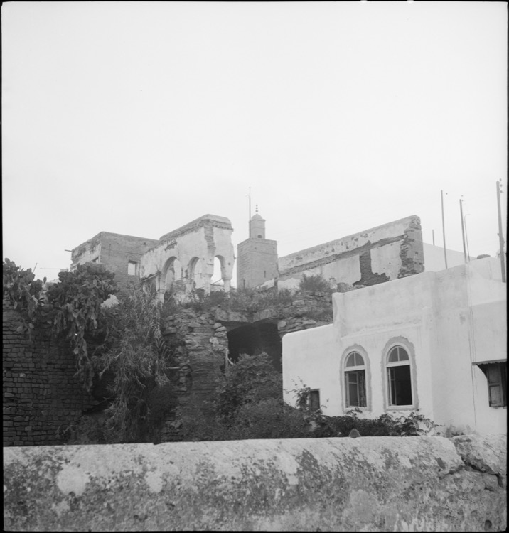 Maison, rue et minaret de la mosquée Jamaa-Al-Atiq