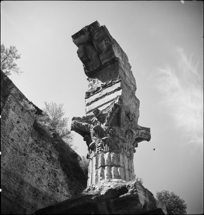 Théâtre antique : chapiteau surmontant une colonne, détail