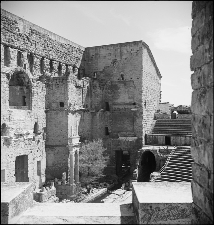 Théâtre antique : angle nord-est de la scène