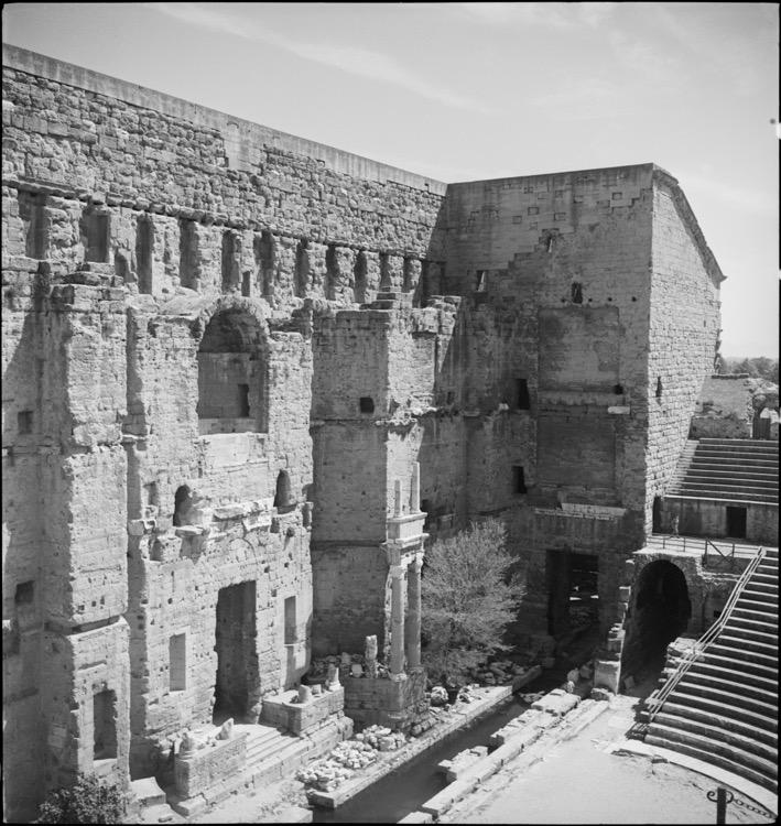 Théâtre antique : angle nord-est de la scène