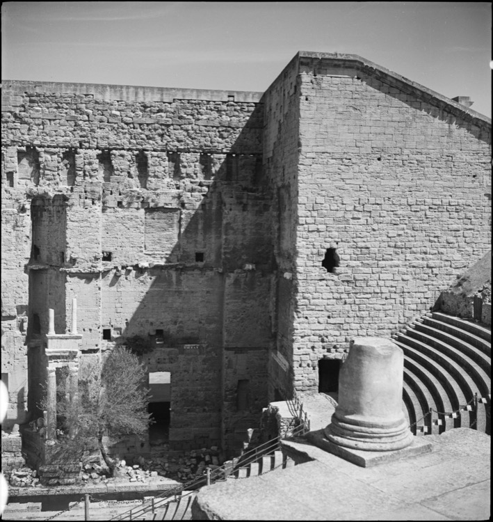 Théâtre antique : gradins et mur de scène, vue partielle