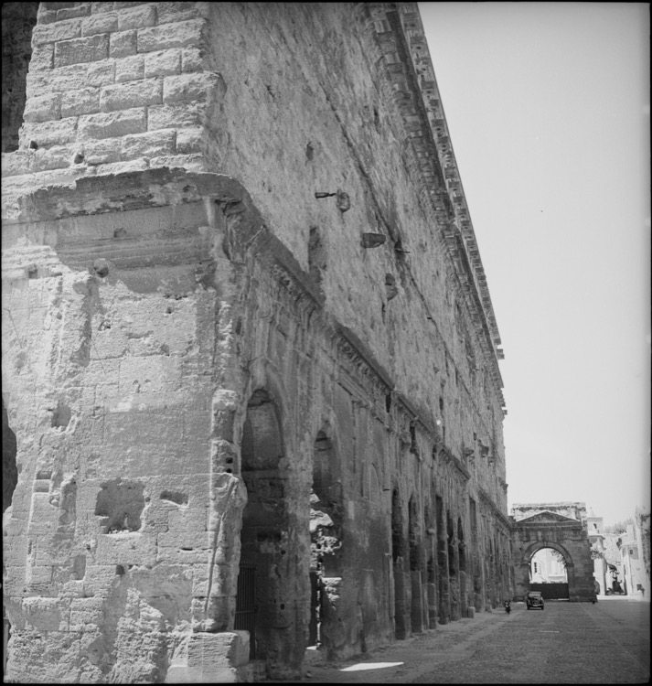 Théâtre antique : façade extérieure et vestiges du portique