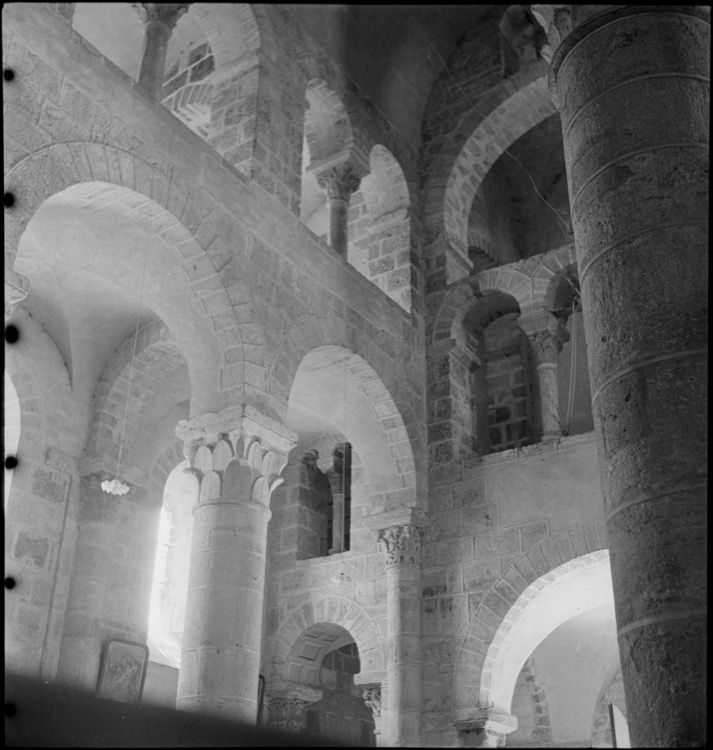 Intérieur : bas-côté et tribune latérale