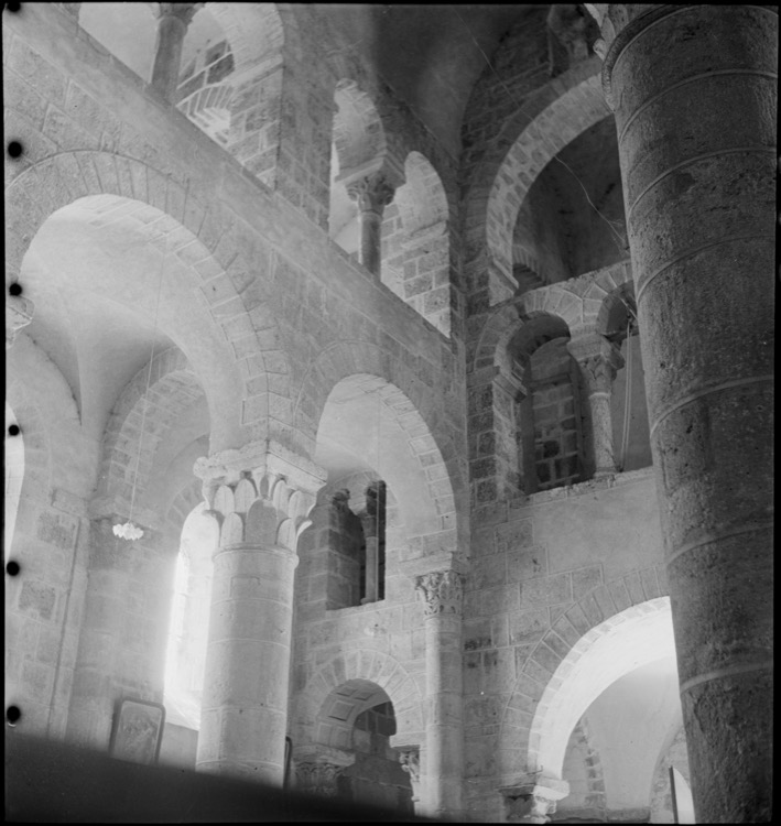 Intérieur : bas-côté et tribune latérale