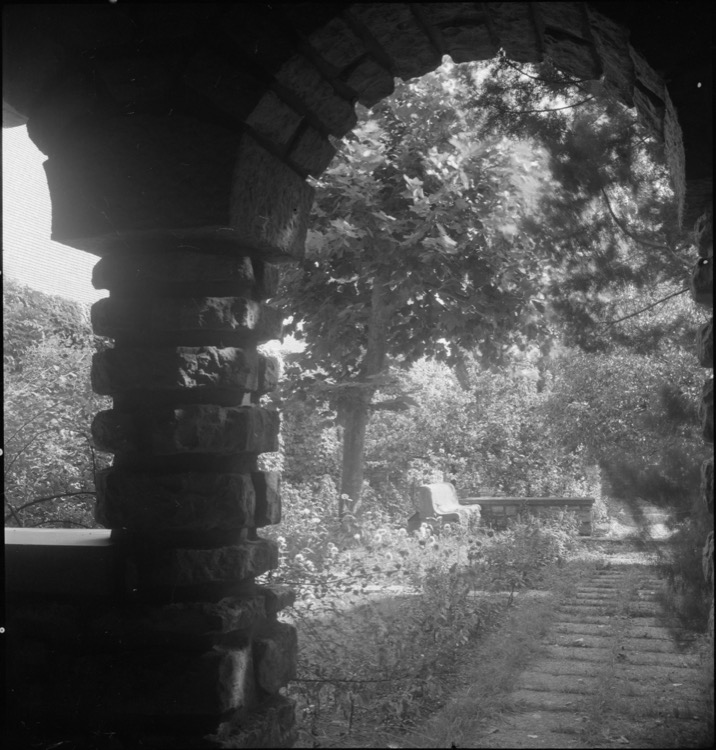 Église Sainte-Anne : galerie et jardin du presbytère