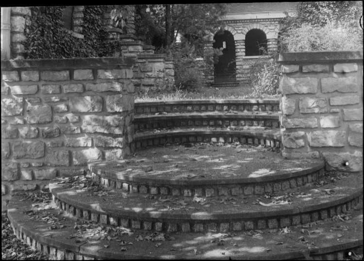 Église Sainte-Anne : jardin du presbytère, escalier